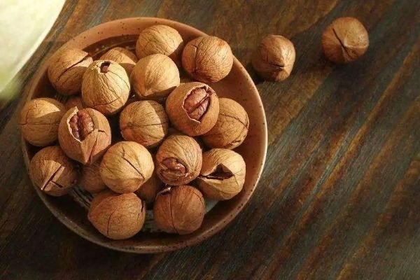脚气|核桃营养美味,剩下的核桃壳先别扔,有4个好处,不管男女都需要