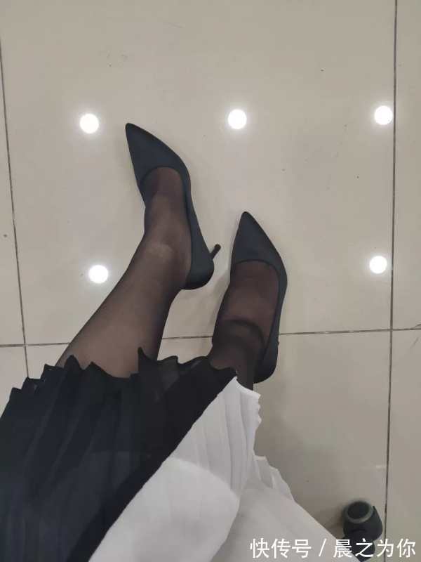 大长腿 尖头细跟鞋纤巧细致高贵优雅,让你从头美到脚指尖儿