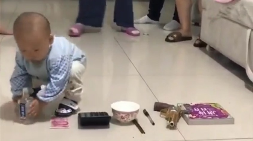 家人们|1岁宝宝抓周,毫不犹豫拿起这件东西不撒手,奶奶直呼:完了