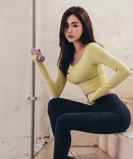 身形|紧身打底裤身形优美的小姐姐,漂亮有气质,回头率特别高