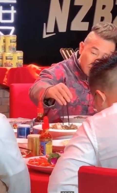 陈小春吃宴席被批没教养,自己扒菜不顾他人感受,对儿子却双标