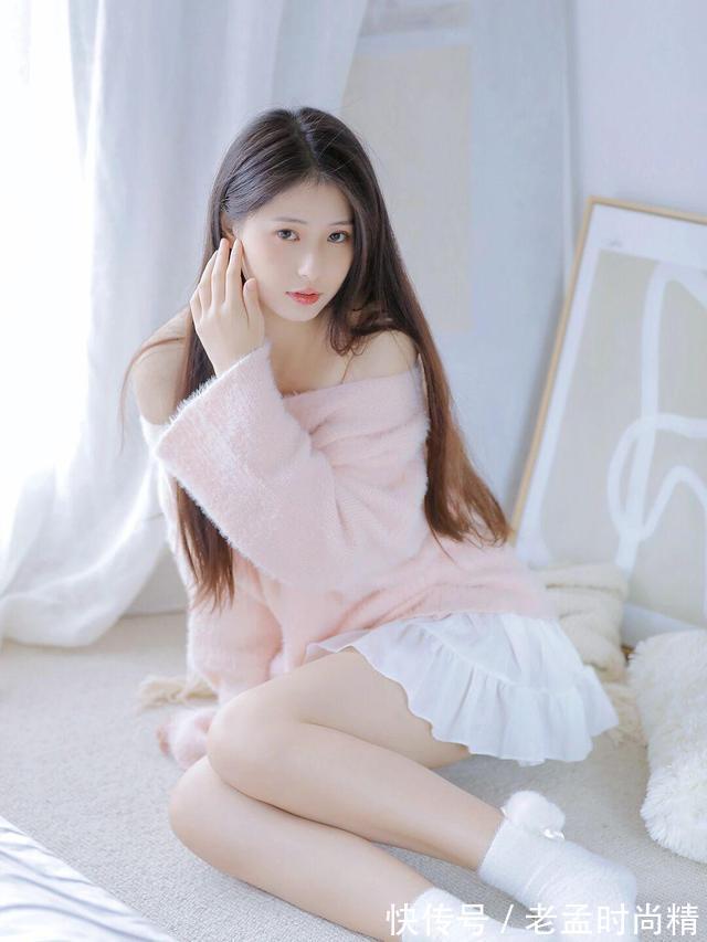 粉色 粉色系穿搭不受年龄限制,美女粉色毛衣搭配短裙,萌萌的氛围感