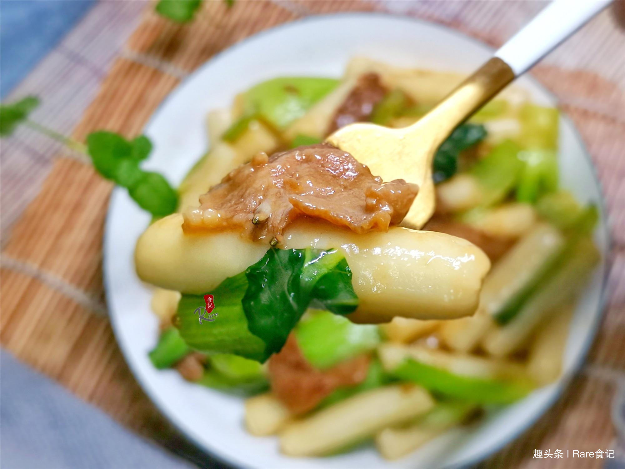 娘俩晚餐如此做,饭菜一锅出,有荤有素还便宜,7元就能饱了
