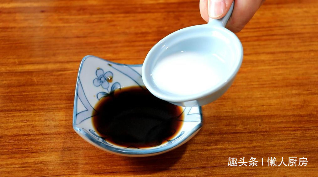 鹌鹑蛋别只会卤着吃,教你一种新做法,配上青红椒炒着吃