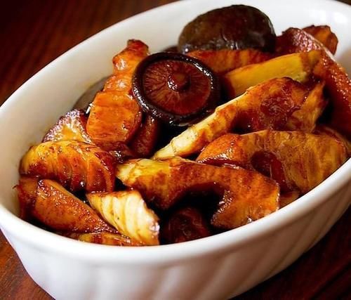 美食推荐：清蒸鲜虾，香菇油焖笋，如意紫菜蛋卷，鲜甜花甲豆腐煲