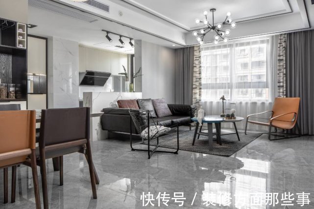 天蓝|115平客餐厅色调以黑白灰为主,加入木棕和天蓝作跳色