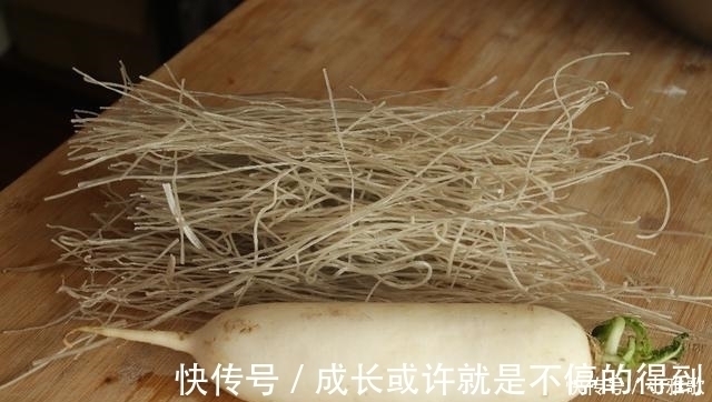 天冷了,遇到这菜别错过,2毛钱一斤,锅中炖一下,比吃肉还下饭