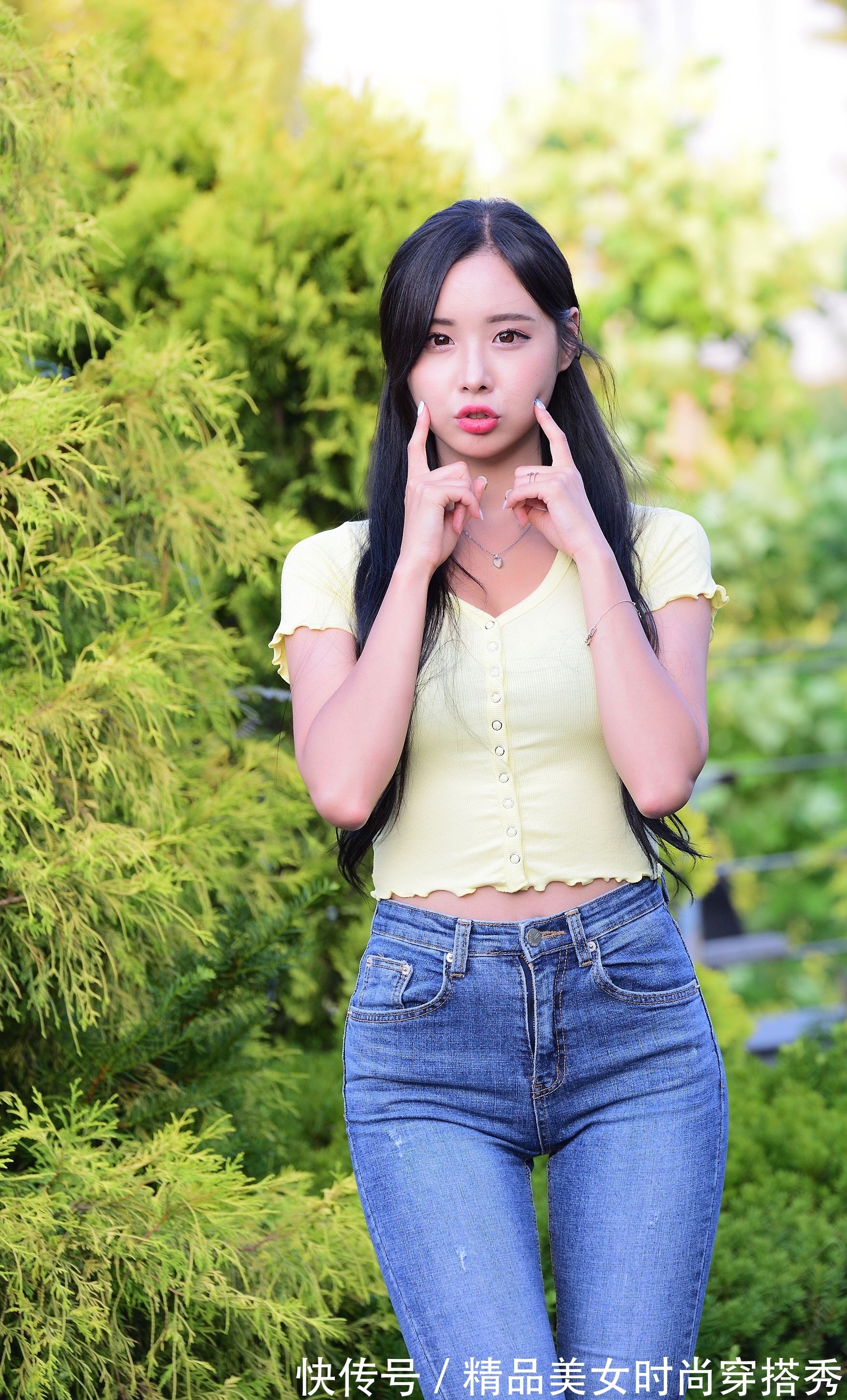 上衣 牛仔裤搭配什么样的上衣比较好看?这样的搭配就很时尚耐看