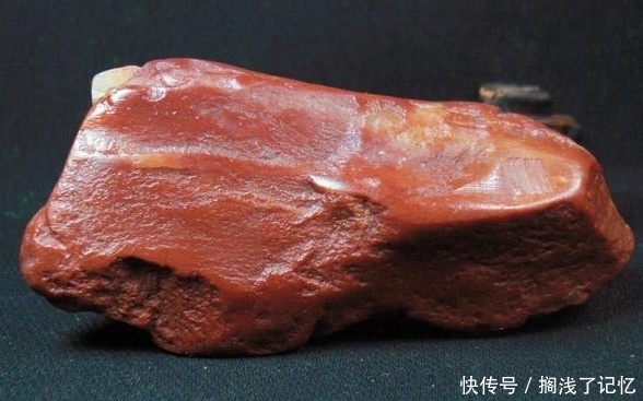 厉声|小伙搬“赌石”鉴宝,专家面露难色,厉声呵斥:你让我怎么估价