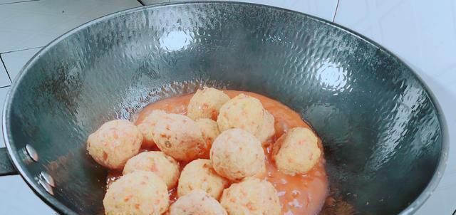 2块钱的豆腐往蛋液里一扔,压一压、搅一搅,出锅孩子吃了10几个