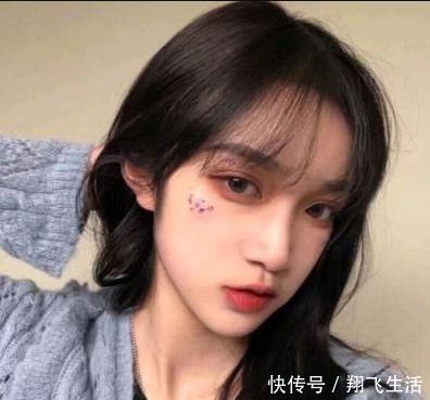 女生经常做这几个“动作”,嘴唇会越来越丑,香肠嘴指日可待