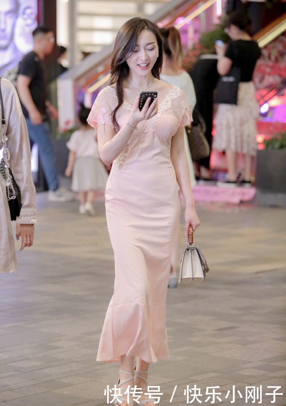 款式低调雅致的高跟鞋,轻松的就驾驭了这条长裙,优雅又不失知性