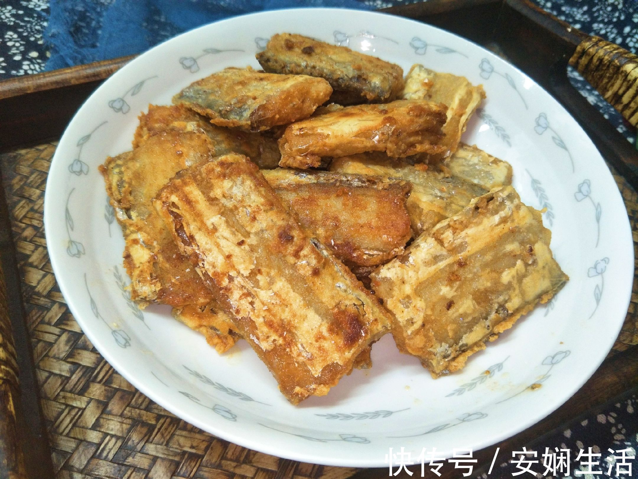 冬天煎带鱼时，别挂面糊了，简单蘸一蘸，出锅酥到掉渣