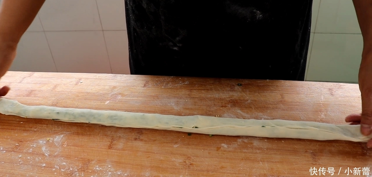 想吃韭菜盒子不用出去买,教你在家做更营养,薄皮大馅吃不够