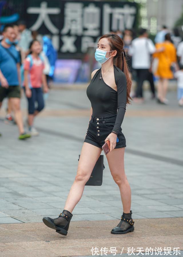 马丁靴|时髦女生的夏季短裤穿搭，配上个性上衣，清凉时尚又潮流