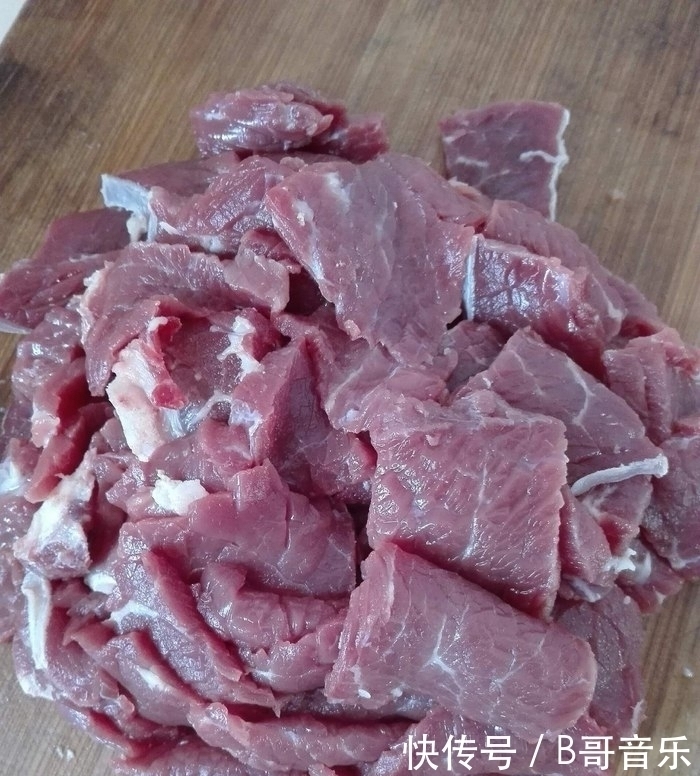 老妈炒的牛肉是一绝，吃过的都说特别嫩，全因为多了这个步骤！