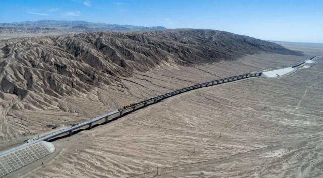 新疆|中国西部“天梯”终于开通，盐湖、沙漠、戈壁、雪山，一部绘声绘色的美景图书!