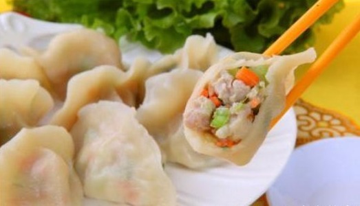 煮速冻饺子时,最忌开水下锅,很多人做错,难怪饺子不好吃还破皮