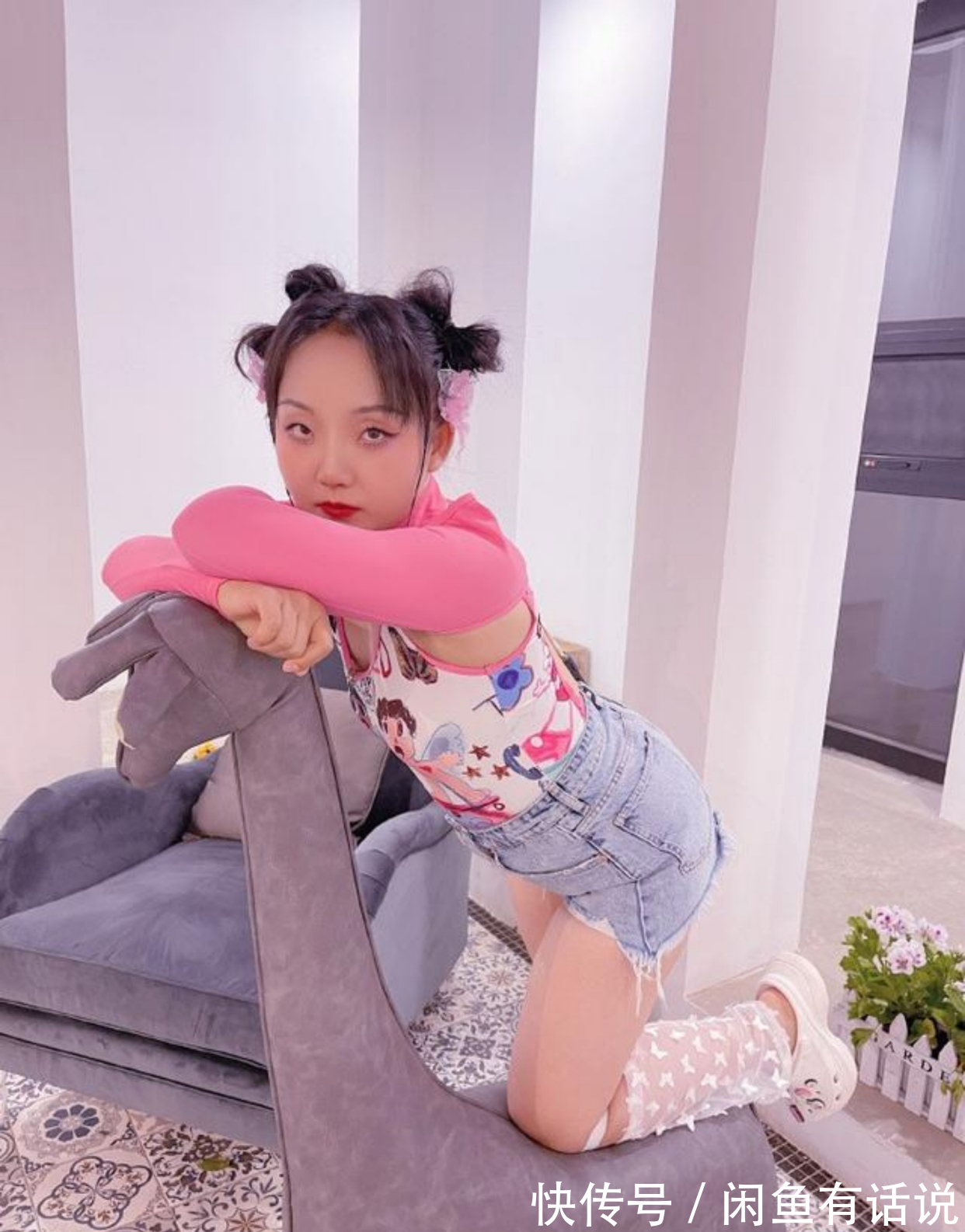 背心|辣目洋子胖得刚刚好,穿花背心配热裤走女团风,连眼神都透着自信