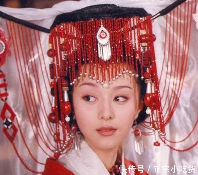 驸马偷偷纳妾,公主拿刀上门,看见小妾立刻把刀丢了,忙抱着安慰!