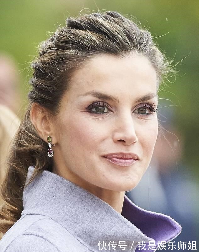 扎马尾|西班牙王后再穿灰色套装, 挽起袖子换种风格, 扎马尾最少年轻10岁!