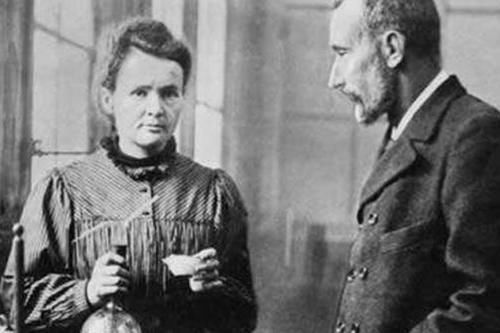  有个|居里夫人有个笔记本，是一件历史文物，但它要放在铅盒里保存