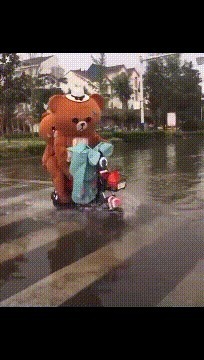 |搞笑GIF:教室里的女汉子又开始劈腿了,真是伤不起啊