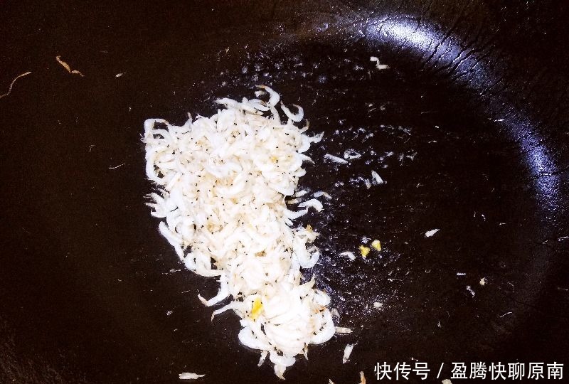 烙韭菜盒，调料施放有讲究!这么做皮酥馅鲜，韭菜翠绿不下汤