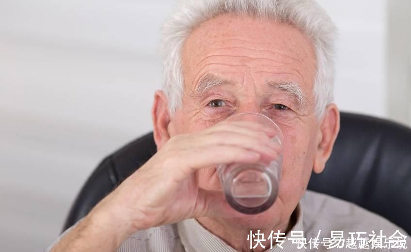 预防血栓|血液在一天中这2个时间段最黏稠，这时喝水，更能预防血管病