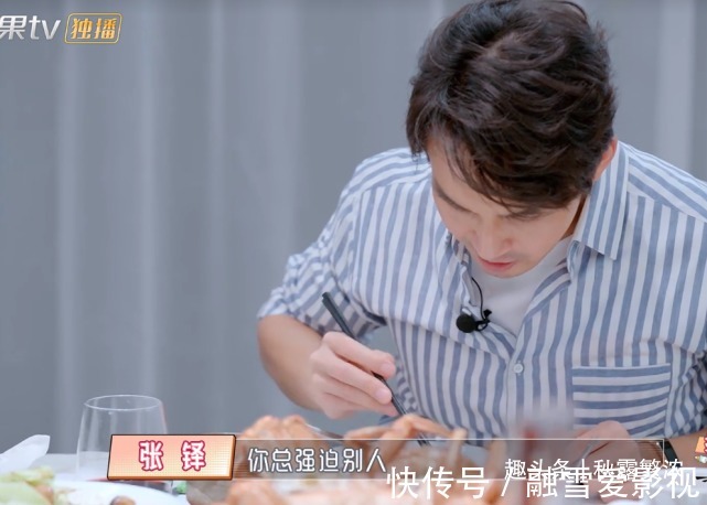 婆婆|黄圣依给婆婆洗澡,陈松伶跪地为婆婆穿鞋,孝顺背后是老公的差距