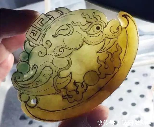 黄翡|玉雕师用一个巧妙的构图让一件不起眼的翡翠成为一道美丽的风景线