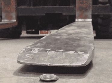 |搞笑GIF:女生喝多了什么都做的出来,她最后那几下是什么意思?