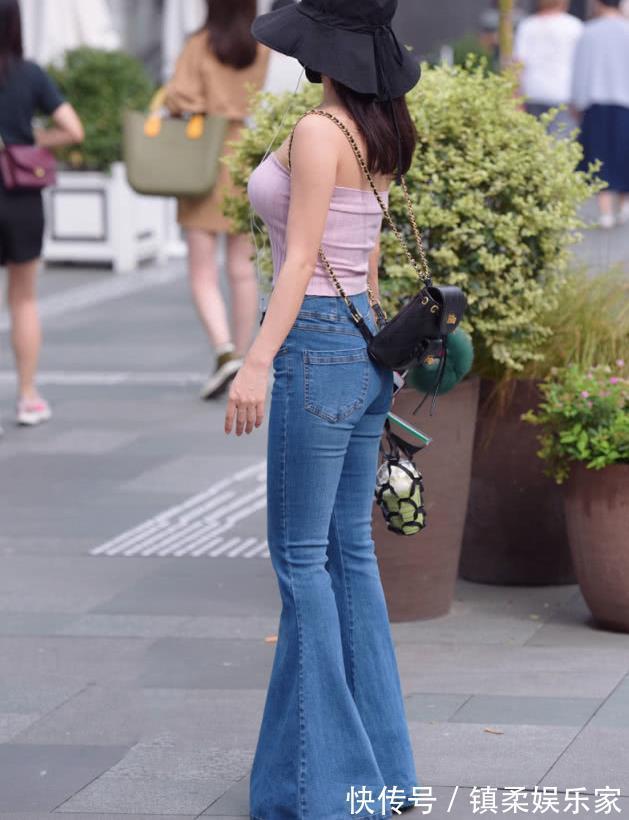 小姐姐 粉色迷你吊带衫搭配牛仔喇叭裤,青春可爱,美丽大方