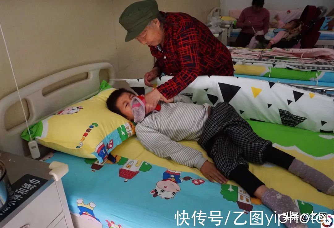 奶奶|家里盖房子,奶奶刚一转身2岁孙子从台阶上滚落,孩子一辈子毁了