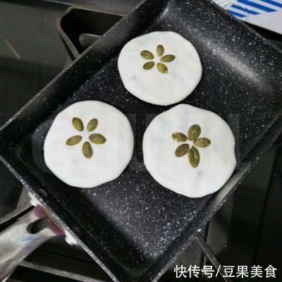 一上桌就被哄抢，这道红豆糯米饼的诱惑我跪服