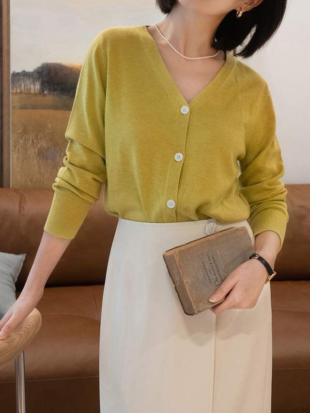 外套|秋季的简约穿搭指南，毛衣外套搭配吊带裙高级时髦，精致大气