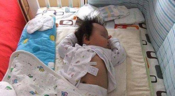 被子|宝妈睡醒宝宝“没了”，差点急疯，妈妈看到娃一瞬间，笑出声