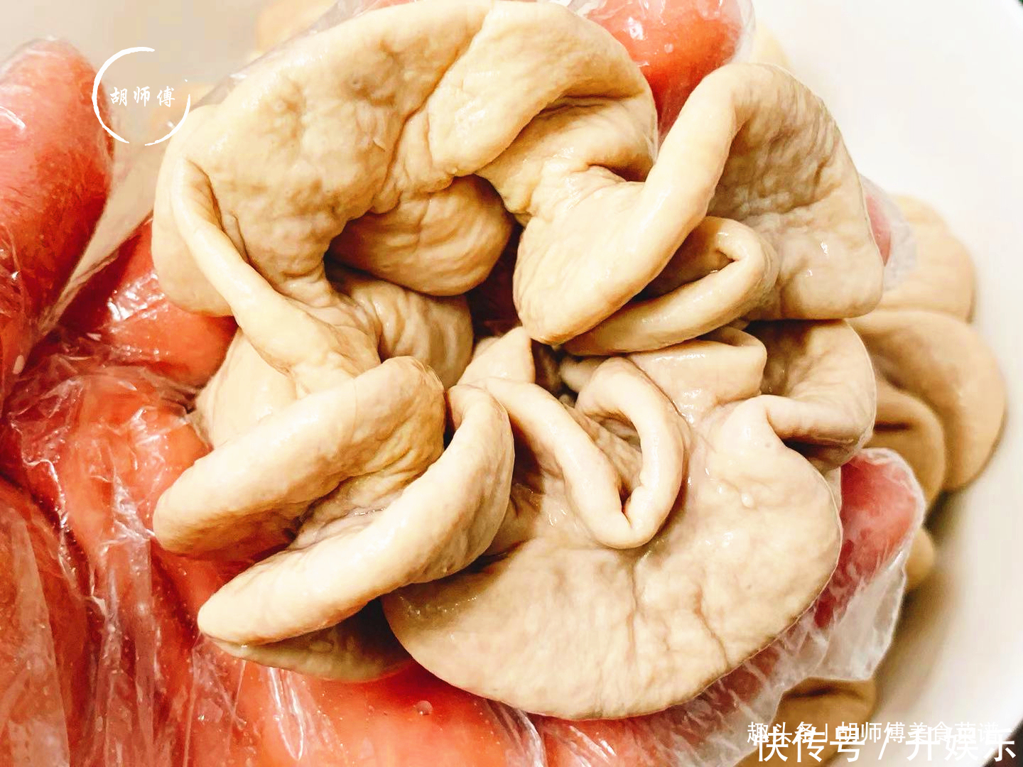 猪大肠别再用盐洗了!老屠夫教您一妙招,5分钟自动去除腥臭味