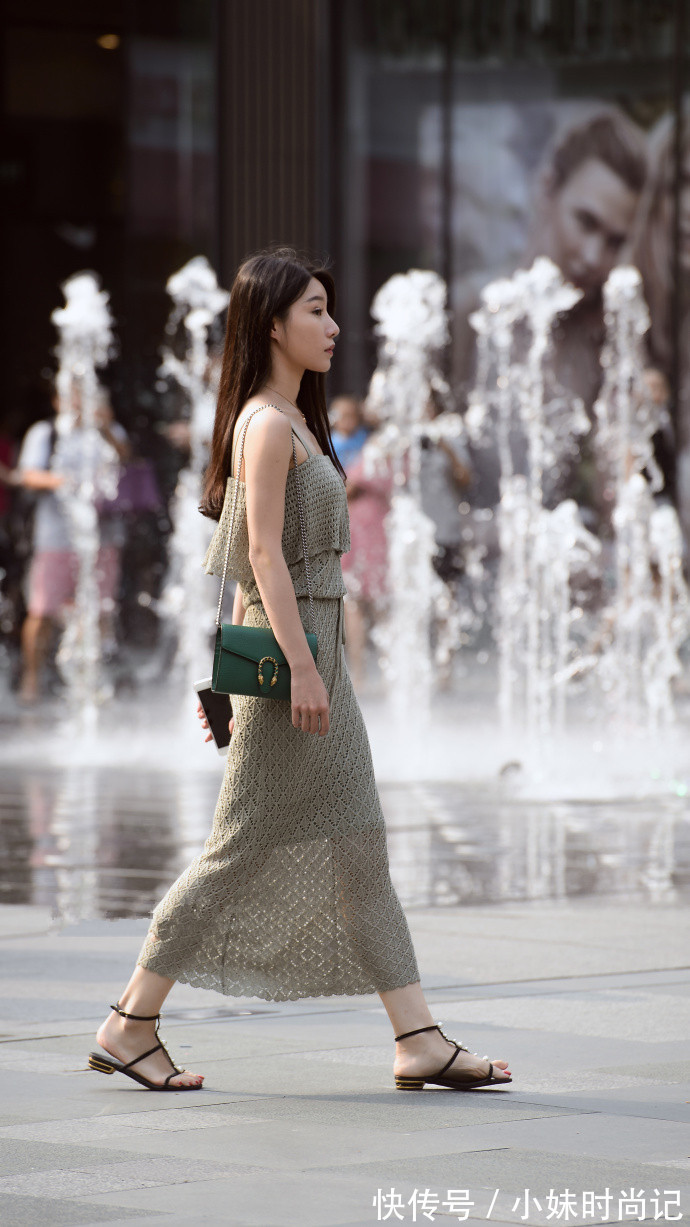 一字肩|街拍,一字肩牛仔衣搭配同款一步裙,简约大方又不失性感