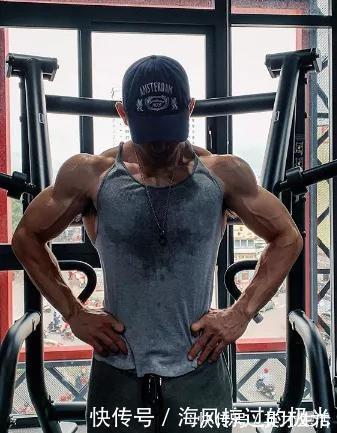 越南|越南小伙练出6块腹肌,还成了健身男模,果然肌肉才是最好的外衣