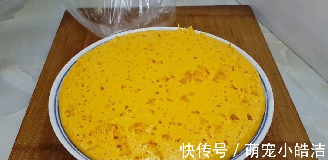 南瓜这样做才简单,锅里炸一炸,外皮焦脆又空心,比面包蛋糕还好吃