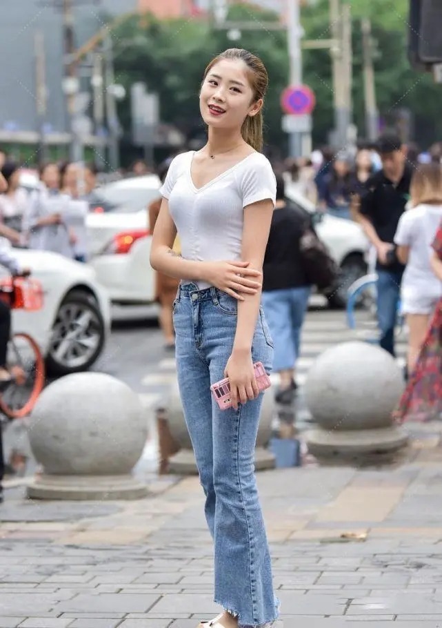牛仔裤 姐姐的整体造型,表现出一种靓丽个性,又不失自信的感觉