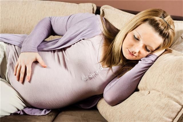 孕妇|孕期不要这样睡，宝宝出生后可能会有异常