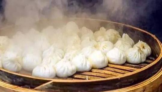 老板|乞丐偷吃馒头,老板竟追他到村头,才得知乞丐救了他一命