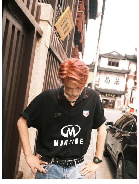 ent|黃明昊海邊氛圍感寫真，黑衣與礁石融為一體，帥氣俊逸少年魅力