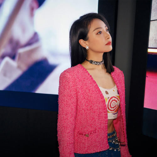 小香风外套是什么？就是这种花呢镶边小外套，穿上时尚优雅有气质