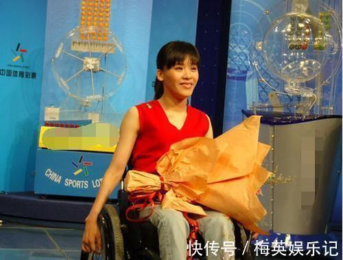 輪椅|癱瘓21年的桑蘭扔掉輪椅,如今38歲能“開車”,丈夫身家過億買豪宅