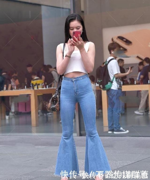 美女 白色背心吊带镂空面料美女搭配“浅色牛仔裤”,时尚又漂亮显身材