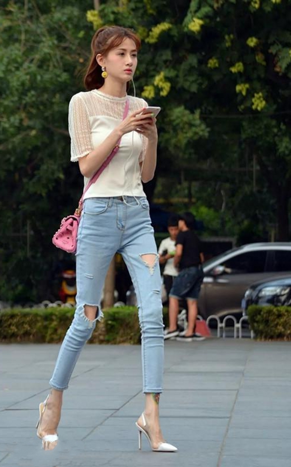 路人街拍,美女穿蓝色格纹的短袖衬衣,显得很清凉个性