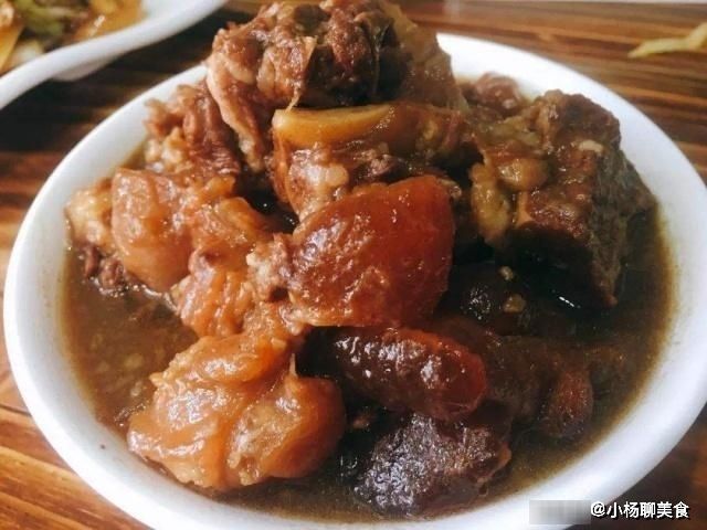 不管是炖猪肉还是炖牛肉，最忌直接焯水，否则肉又老又柴